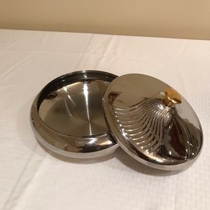 A stainless steel soup bowl with the cover.
